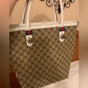 Authentic gorgeous like new fashionable Gucci purse with compartments. Must have